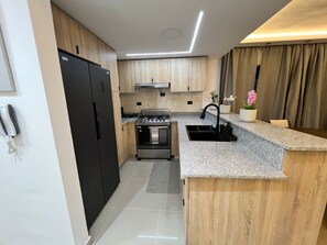 Een microgolfoven, een oven, een koffiezetapparaat/waterkoker