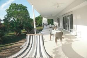 屋外ダイニングエリア