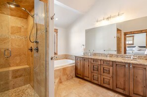 Douche, baignoire à jets, sèche-cheveux, serviettes fournies