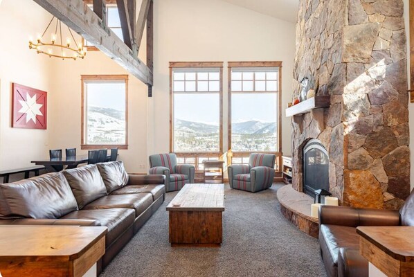 Smart-TV, Kamin, Bücher, Computerbildschirme