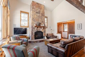 Smart-TV, Kamin, Bücher, Computerbildschirme