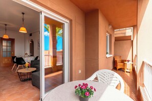 Outdoor dining - Family flat in Mojácar Beach, 2 bedrooms, swimming pool, terrace and sea views (Mojácar)