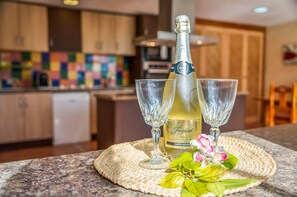 Kjøleskap, mikrobølgeovn, ovn og oppvaskmaskin