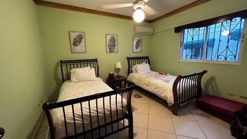 3 間睡房、書桌、熨斗/熨衫板、可攜式嬰兒床