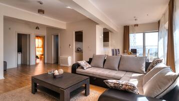 Superior Apartment, 3 Bedrooms, Sea View | Living area