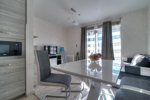 Deluxe-Apartment, 1 Schlafzimmer, Meerblick | Wohnbereich