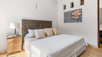 Deluxe House, Courtyard View | 5 bedrooms, in-room safe, blackout drapes, soundproofing