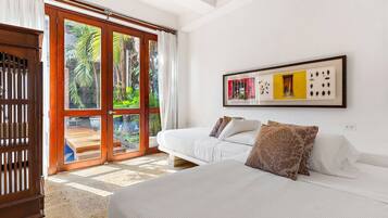 Casa Deluxe, vista al patio | Caja de seguridad en la habitación y insonorización