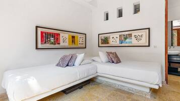 Casa Deluxe, vista al patio | Caja de seguridad en la habitación y insonorización