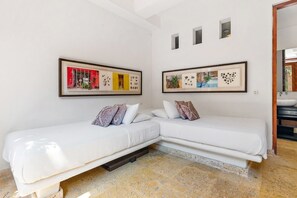 Casa Deluxe, vista al patio | Caja de seguridad en la habitación y insonorización 