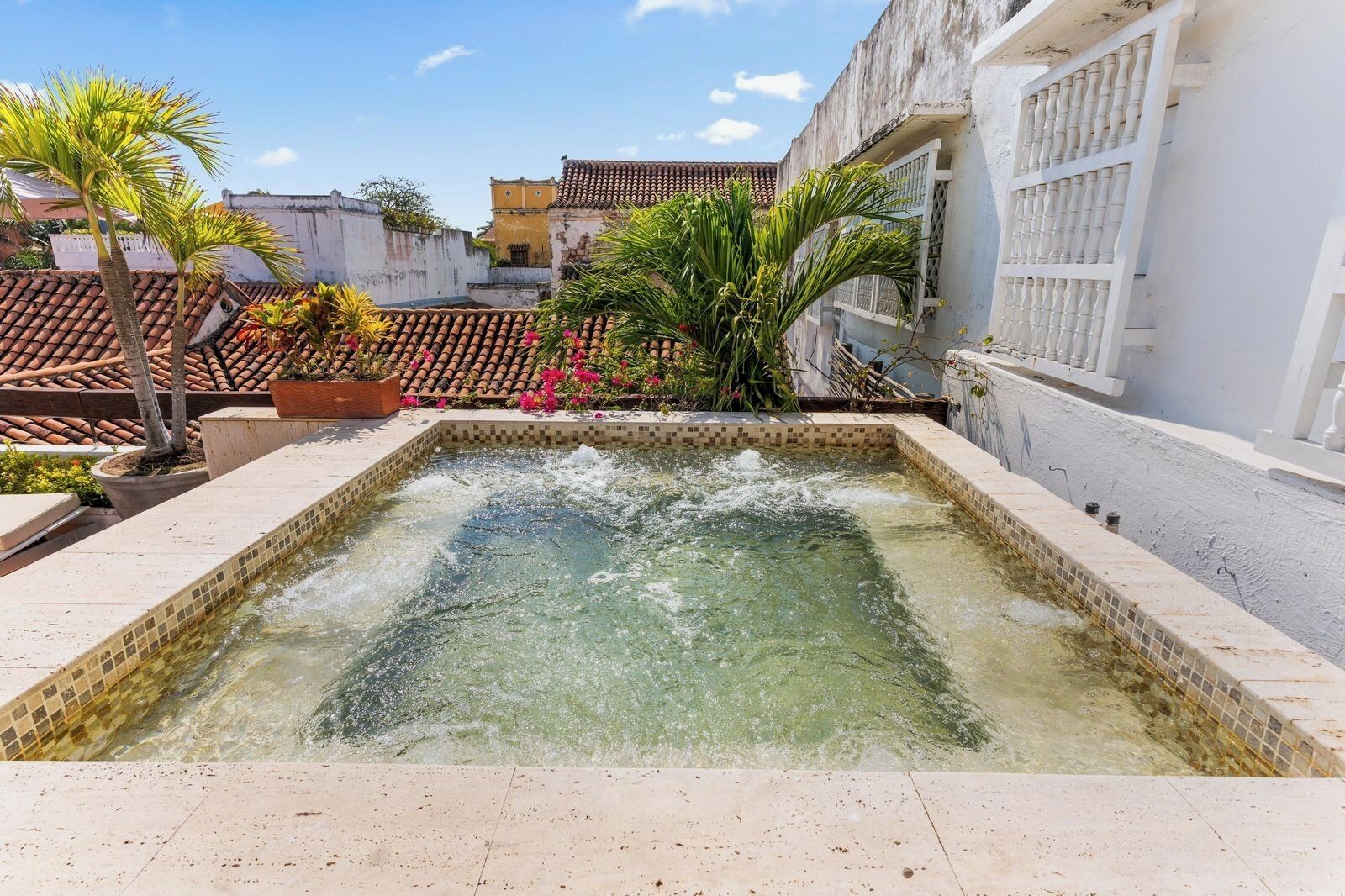 Tina de hidromasaje al aire libre