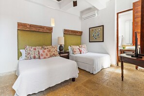 Casa Deluxe, vista al patio | Caja de seguridad en la habitación y insonorización 