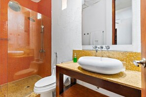 Deluxe huis, uitzicht op de binnenplaats | Badkamer | Gratis toiletartikelen, een haardroger, handdoeken, zeep
