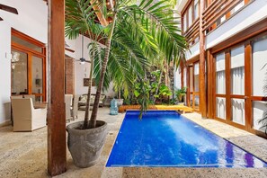 Hồ bơi ngoài trời, dù/ô trên bãi biển/hồ bơi, ghế dài tắm nắng 