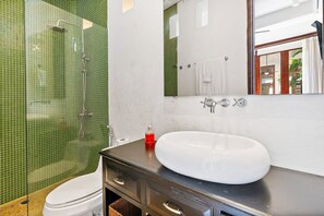 Deluxe huis, uitzicht op de binnenplaats | Badkamer | Gratis toiletartikelen, een haardroger, handdoeken, zeep
