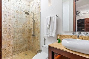 Free toiletries, hair dryer, towels, soap - 5 BR VILLA INSIDE OF THE WALLED CITY (Cartagena)