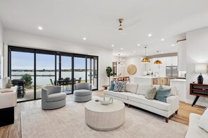 Smart TV, fireplace, table football - PK Juniper Overlook | Brand new home! | Sleeps 17 w 2 living rooms, kayaks/games (Graford)