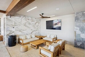 Una Smart TV, una chimenea, un futbolín