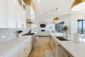 Refrigerador, microondas, horno, placa de cocina