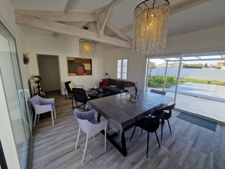 TV, DVD player. Quiet house in Saint Pierre d'Oléron, accessible to wheelchair users
