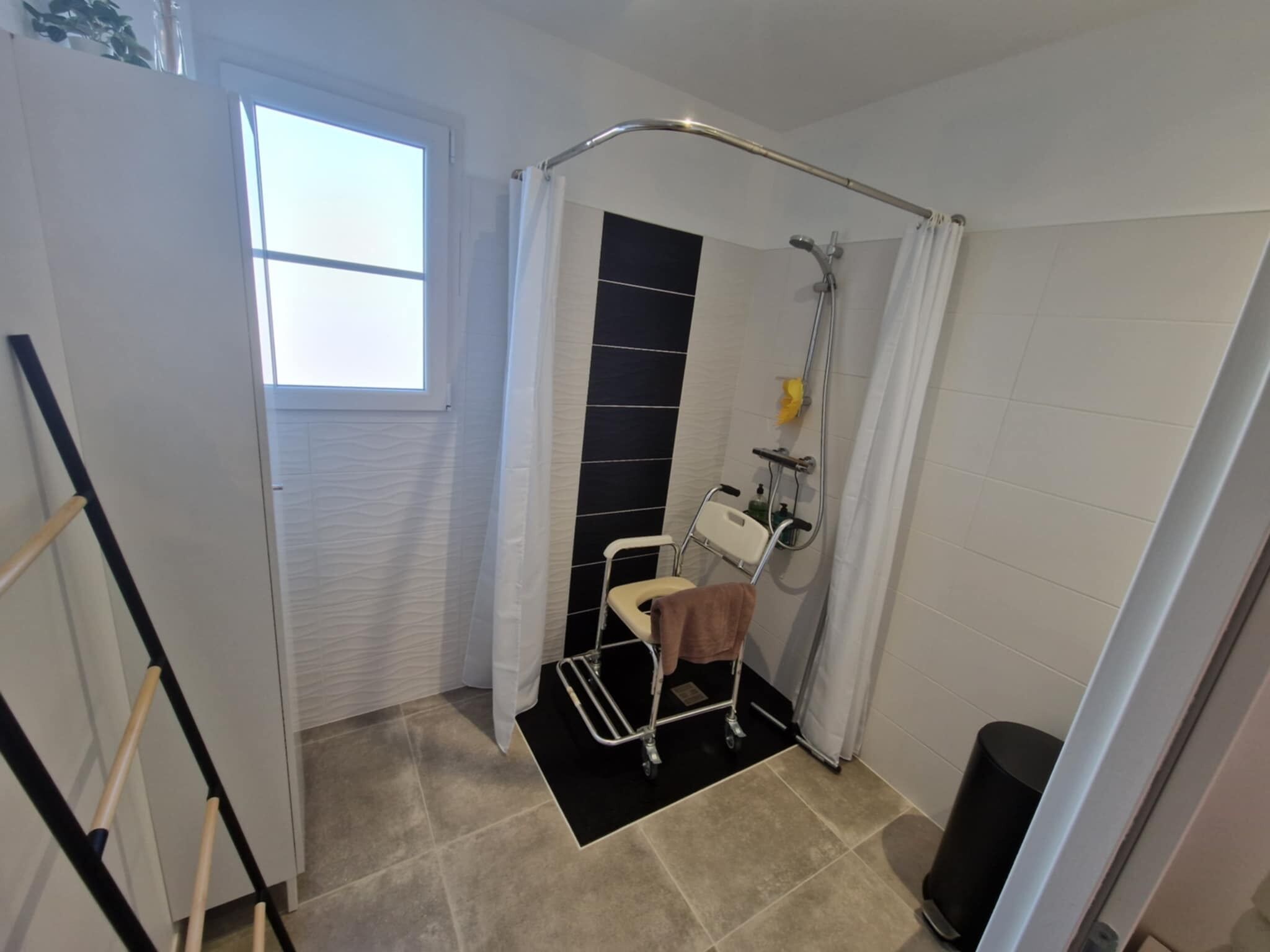 Dusche, Haartrockner, Handtücher, Toilettenpapier