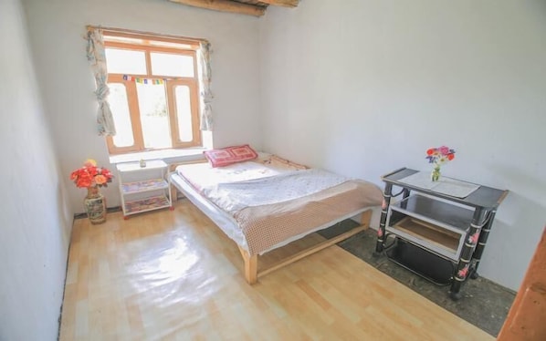 Basic Single Room, Mountain View | Desk, laptop workspace, free WiFi