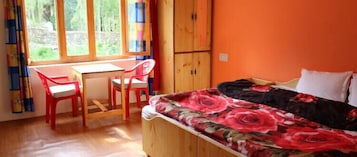 Una habitación con una cama, un escritorio y una silla.