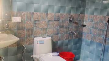 Deluxe Double Room, Garden View | Bathroom