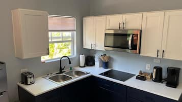 Frigorífico, microondas, placa de cocina y cafetera o tetera