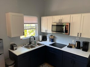 Réfrigérateur, micro-ondes, plaque de cuisson, cafetière/bouilloire