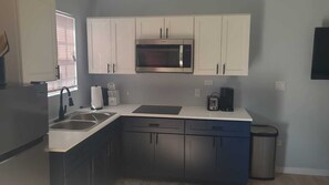 Fridge, microwave, stovetop, coffee/tea maker - Sunburst Studio (Caicos Islands)