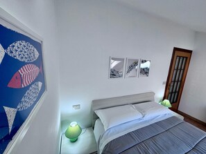 2 chambres, fer et planche à repasser, lit de bébé portatif