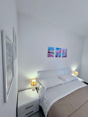 2 quartos, ferros/tábuas de passar roupa, berço de viagem