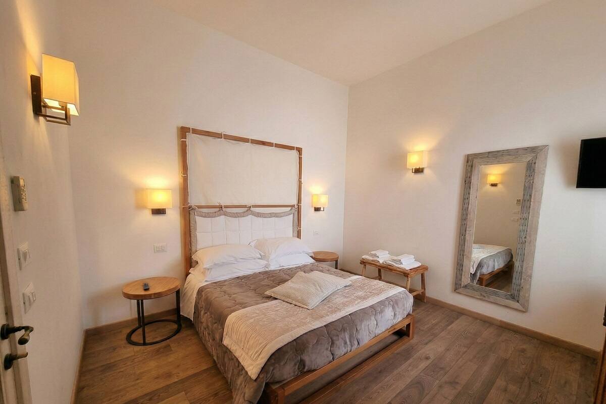 Standard Room, 1 Queen Bed, Private Bathroom | Egyptian cotton sheets, premium bedding, down duvets, memory-foam beds