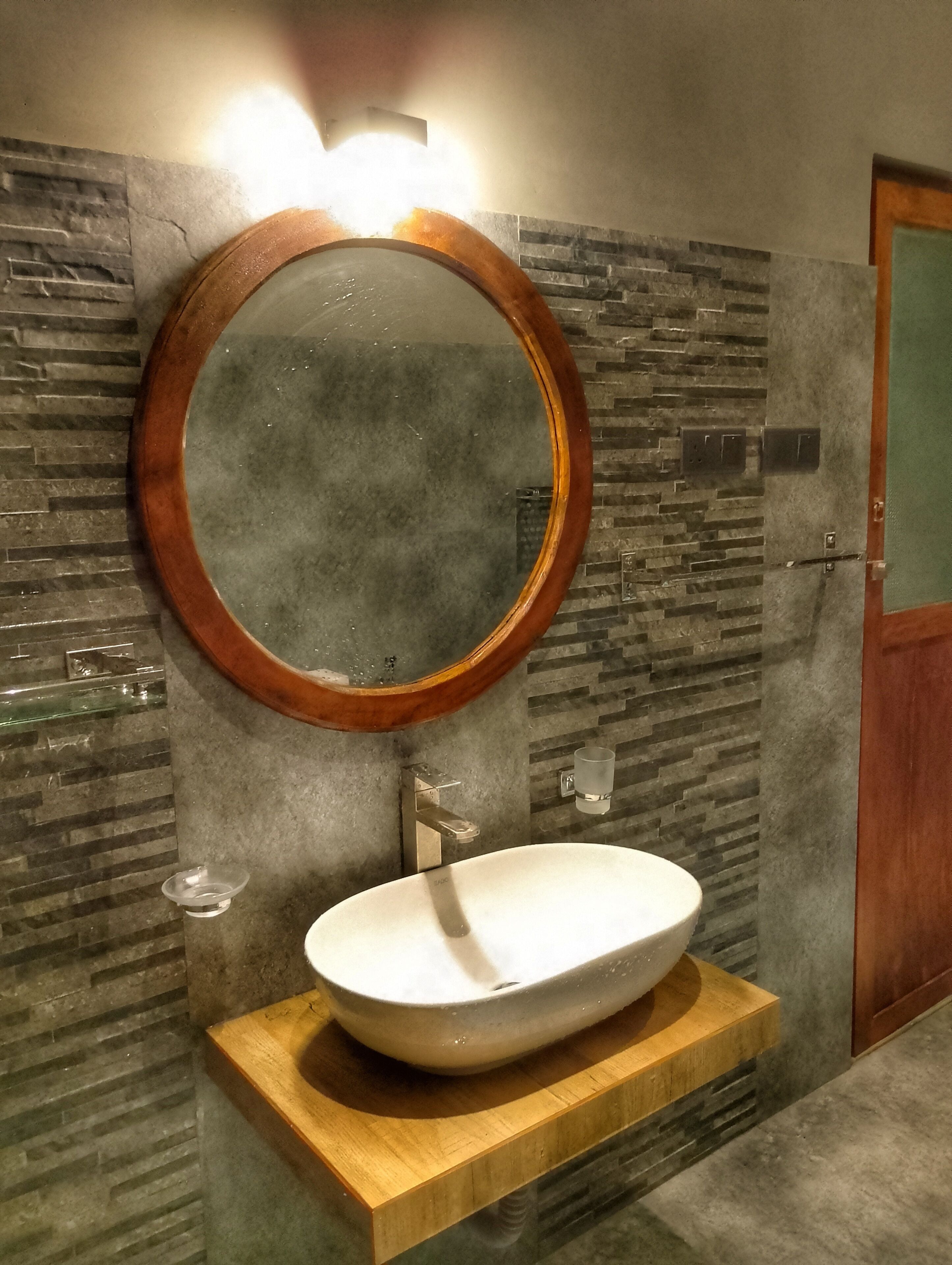 Een douche, een haardroger, handdoeken, toiletpapier