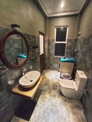 Douche, sèche-cheveux, serviettes fournies, papier toilette