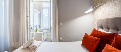 Iron/ironing board, internet, bed sheets