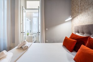 Iron/ironing board, Internet, bed sheets