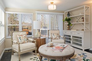 Interior - Nestled in a secluded woods, this charming cottage is close to Dollywood 😃 (Sevierville)