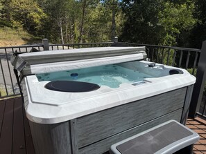 Outdoor spa tub - Nestled in a secluded woods, this charming cottage is close to Dollywood 😃 (Sevierville)