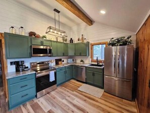 Kjøleskap, mikrobølgeovn, ovn og kokeplater