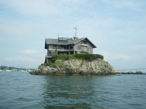 3-bedroom waterfront house with use of marina facilities in charming Jamestown!