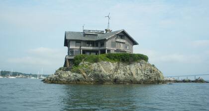 3-bedroom waterfront house with use of marina facilities in charming Jamestown!