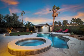 Outdoor pool - Cozy 4Bd House,Salt Water Pool & Jacuzzi! 10mins to the Strip, 20mins to Airport (Las Vegas)