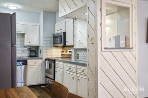 Fridge, microwave, oven, stovetop - Walk to UT/Cafes/Dining│Free Parking│Cozy Apt Sleeps 4│1BR/1BA (Austin)