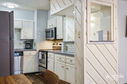 Walk to UT/Cafes/Dining│Free Parking│Cozy Apt Sleeps 4│1BR/1BA