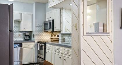 Walk to UT/Cafes/DiningâFree ParkingâCozy Apt Sleeps 4â1BR/1BA