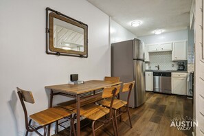 Dining - Walk to UT/Cafes/Dining│Free Parking│Cozy Apt Sleeps 4│1BR/1BA (Austin)