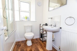 Bathroom - Seaside Escape: Charming 2- Bed in Thurso (Thurso)