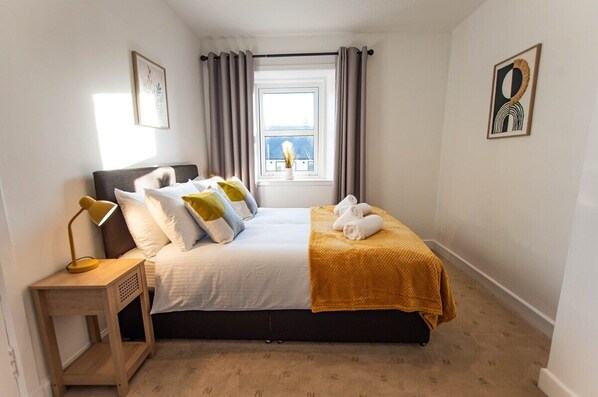 2 bedrooms, desk, internet